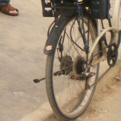 Ciclistas reclaman los desperfectos en el carril bici a su paso por Bueno Monreal